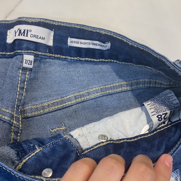 FASHION NOVA MID RISE SHORT - Picture 3 of 3